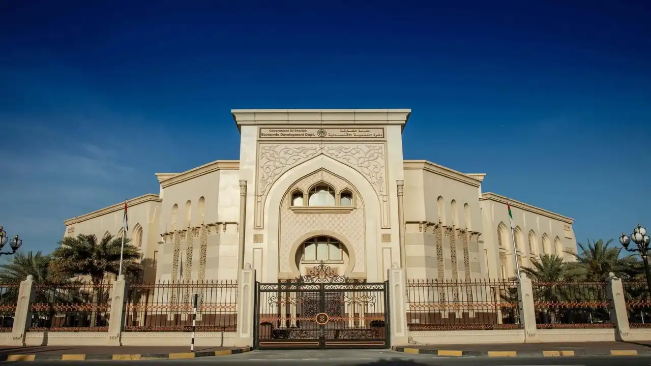 الشارقة تواصل حملاتها الرقابية على المنشآت التجارية لضبط السوق